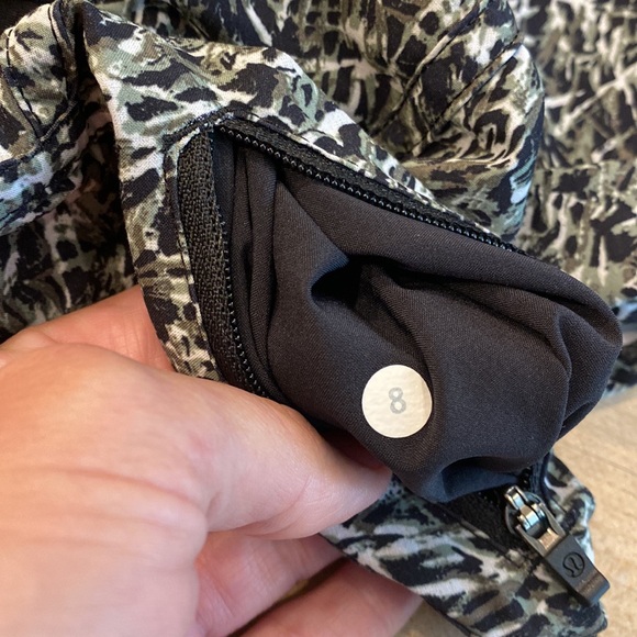 Lululemon 3.5” HR Tracker Shorts - Picture 5 of 6